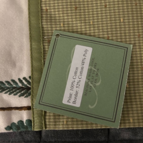 Elegant Green and White Table Runner NWT - Picture 3 of 7